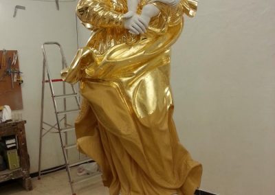 Dorado en oro fino de ley. Figura Inmaculada Concepcionista., realizada por el escultor José Maria Leal. 2,60 metros