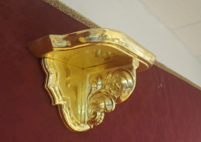 Repisa de madera de caoba dorada en oro fino de ley