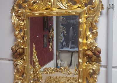 Marco tallado en madera de cedro y dorado en oro fino de ley