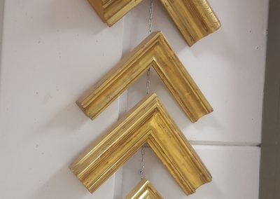 Muestrario  de perfiles de molduras en madera y doradas