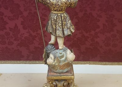 Niño Jesús con peana en madera de cedro dorado en oro fino de ley y policromado al óleo